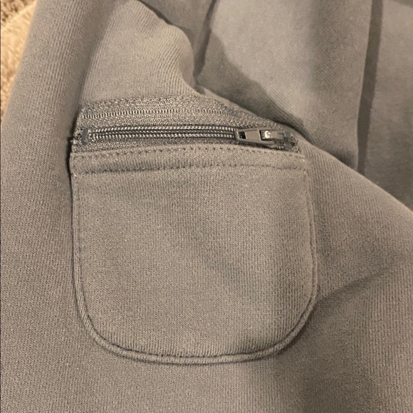 Comfrt travel essential hoodie - Picture 4 of 7